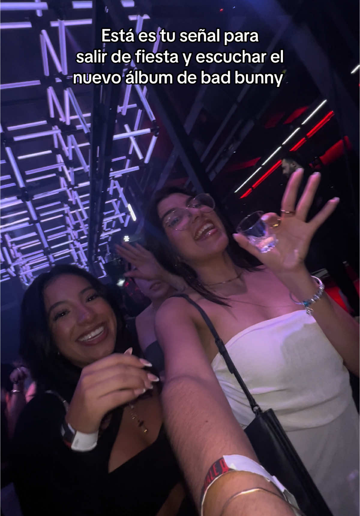 Literalmente mi canción favorita #badbunnypr_oficial #badbunny #debitiraramasfotos #badb #benito #badbunnypr🐰🐰 @italia🧸 