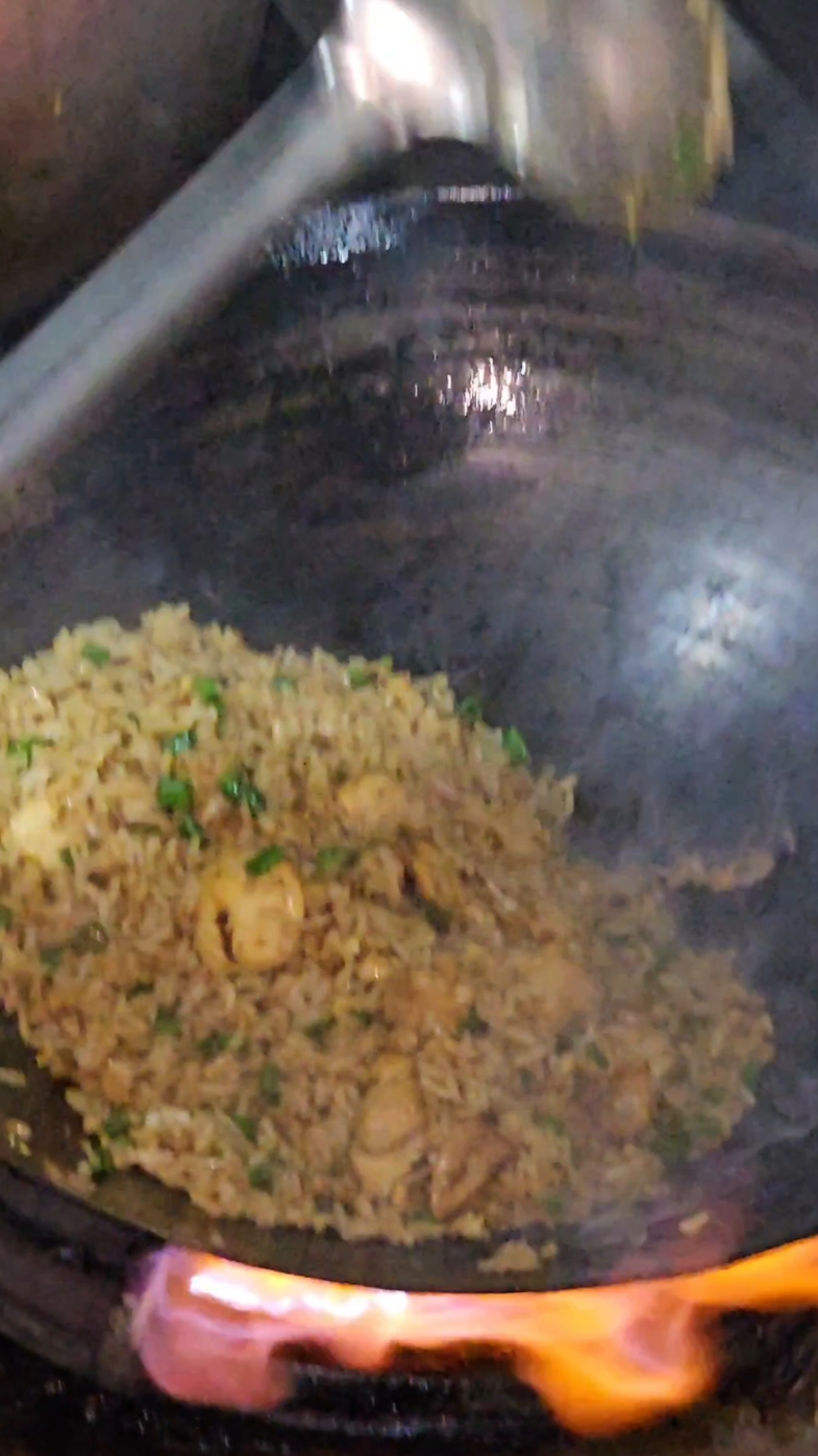 así preparamos nuestro delicioso Arroz Chaufa al estilo de Misterchicken🍚 🥘 #arrozchaufa #arrozchaufaperuano #comida #preparacion 