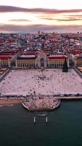 Lisboa, Portugal 🇵🇹  . . ✔️ Credit 👉🏆🎥@b2graphy  . . #conexaoportuguesa #lisboa  #portugal #portugal  #portugal_pearls  #portugalalive #portugal_de_sonho #portugalforeels #portugaligers #portugal_em_fotos #visitportugal 
