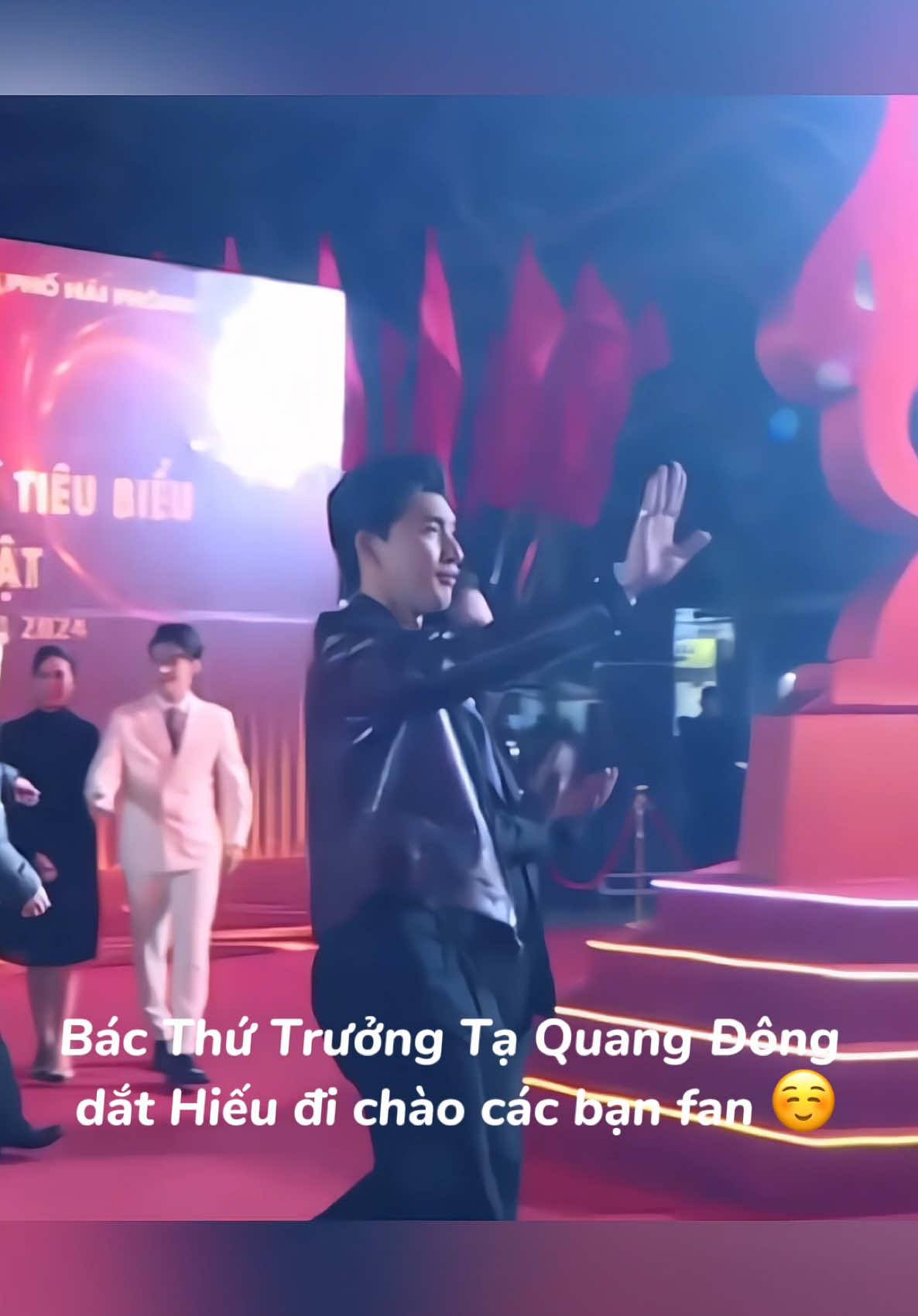 Bác Thứ Trưởng dắt Hiếu đi chào các bạn fan đáng iu quá hà 🫶🏻 Có thể tôi sẽ sĩ mãi thôi 😆 #hieuthuhai #hieuthuhai2222 #tranminhhieu #viral #xh 