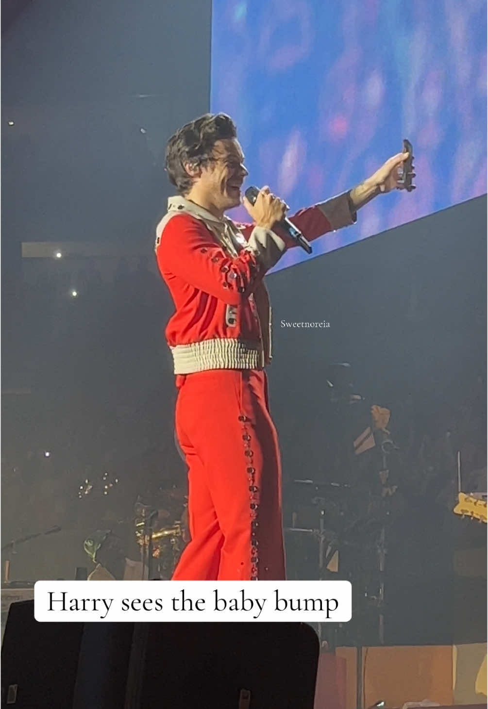 Will we ever know what he said to her? #harrystyles #harrystylesvids #harrystylesedit #loveontouroutfit #lotharrystyles #british #foryoupage❤️❤️ #onedirection #foryoupagе #foryour #foryoupageofficiall #loveontour2022 #loveontour2022harrystyles #lot2022 #loveontourcologne #lotcologne #harrystylesontour #harrystylesconcert #harrystylesfan 