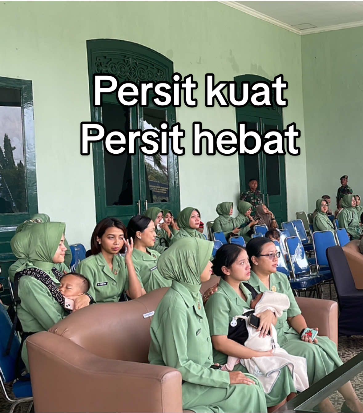 Mohon ijin ibu 🙏🏻 Percayalah jika bukan karena tugas, tidak ada wanita yg ingin jauh dr pasangannya.. itulah bukti berbakti pada suami 🥹  #fyp #satgaspapua #tniindonesia🇮🇩 #persitkartikachandrakirana #persitkuatpersithebat 