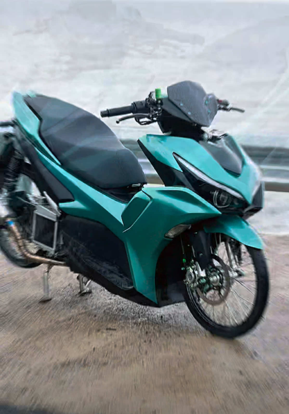 Mana mau naik motor setinggi onta kalo ujan kena percikan air😭 #aerox155 