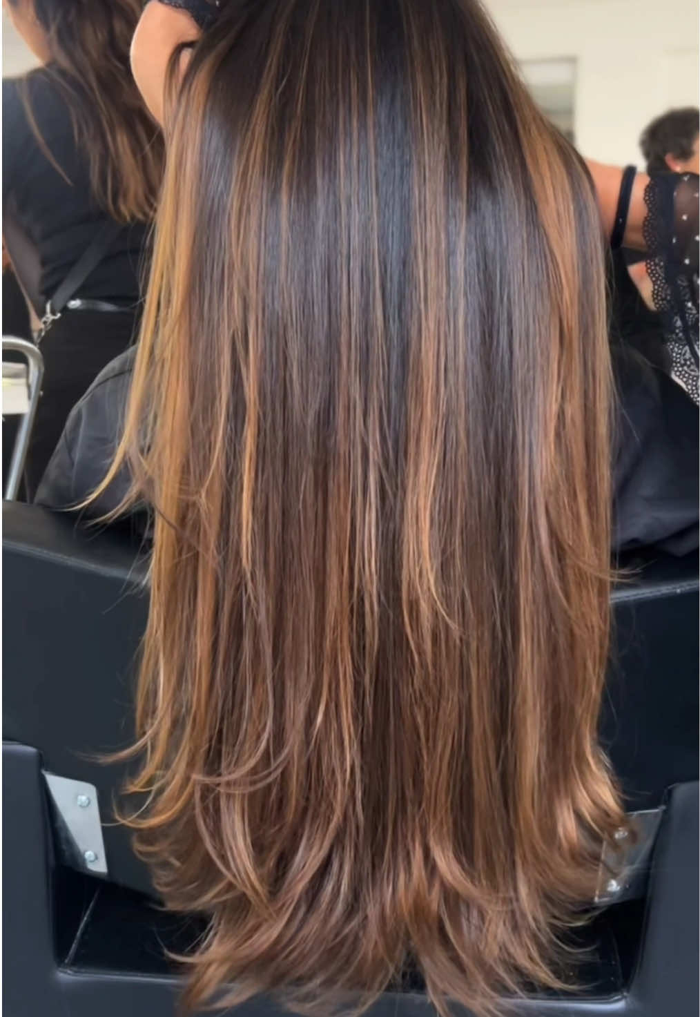 Castanho Iluminado em tons quentes 🤎✨ #mechas #castanhoiluminado #morenailuminada #morena #corte #cabelo #hair #hairstyle #transformação #antesedepois 