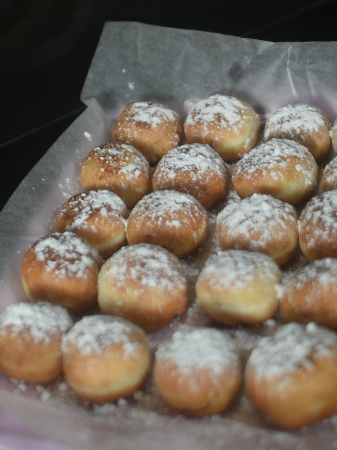 Donut Balls. Oh please don't mind my unretouched nails. Momma has no time yet. 🤦‍♀️ #flourrecipes #snackideas #donutrecipe #donuts #doughnut #fyp 