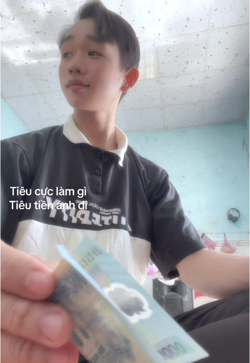 Tiêu tiền anh đi