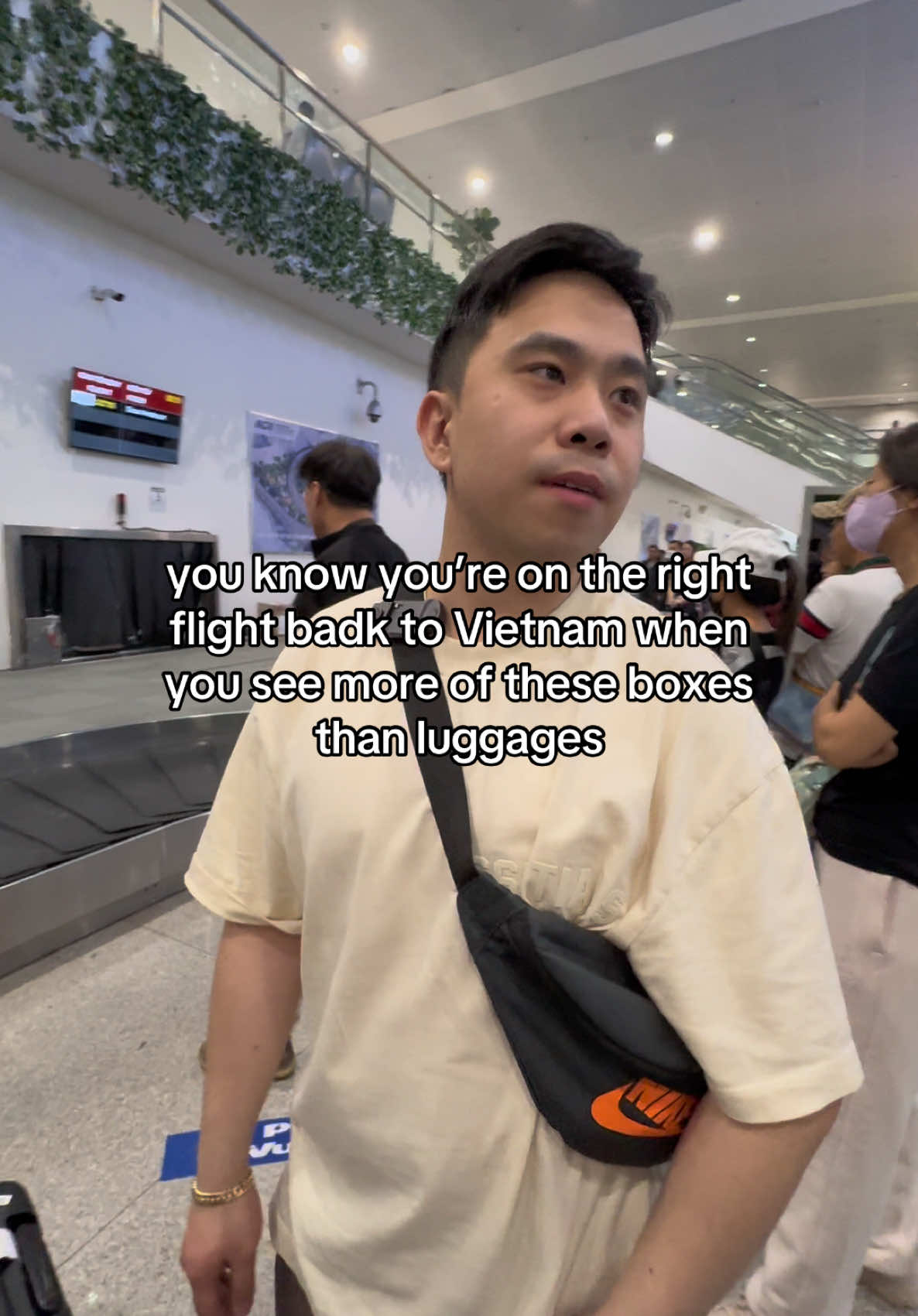 I always wonder why Vietnameee love carrying boxes than wheeled luggages cuz it’s less heavy bro #travellife #traveltiktok #traveltok #travelbucketlist #asia #asian #traveltips #southeastasia #viet #vietnamese #asian #asiantiktok #fypシ #fyppppppppppppppppppppppp #internationalstudent #studyabroad #nyclife #nyctiktok #nycblogger #trending #xuhuong #xuhuongtiktok #duhoc #duhocsinhmy #duhocmy #duhocsinh #makeup #skincare #fashion #OOTD #contentcreator #funny #meme #relatable #douyin #giaitritonghop #giaitritiktok #lamdep #chamsocda #makeuptutorial #review #vietnamesegirl #saigonese #imjustagirl 