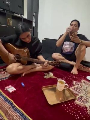 Ada yang ingat lagu siapa ini. #charly #charlyvht #viralvideo #tiktok #fypシ #viralreels #viralreelschallenge #fypviralシ #fypviralシ 