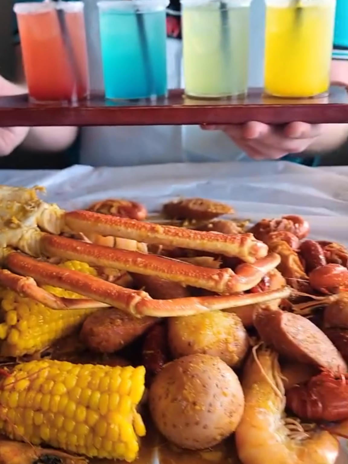 Nothing but good vibes, bold flavors, and messy fingers! 🤭💥 📍 Click the link in the bio for a location near you! #hotnjuicycrawfish #HNJ #seafoodboil #crawfish #calamari #margaritas #crablegs