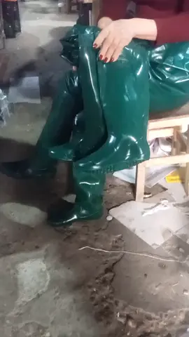 mẫu ủng quần màu xanh ủng quần lội nước lội ruộng cấy lúa ở đây nha. ủng đi nước đi mưa lội ruộng ao hồ bảo hộ lao động đều được nha.các bác ủng chất liệu nhựa dẻo mềm dễ vận động khi mặc mùa đông lạnh lội nước các bác mua ngay mẫu quần ủng này nha#thoitrang #xuhuonng #giaydepticktock #giaydepthoitrang #thoitrang #xuhuonng #ủngquanloiruongcaylua #shopthanhngocbandep 