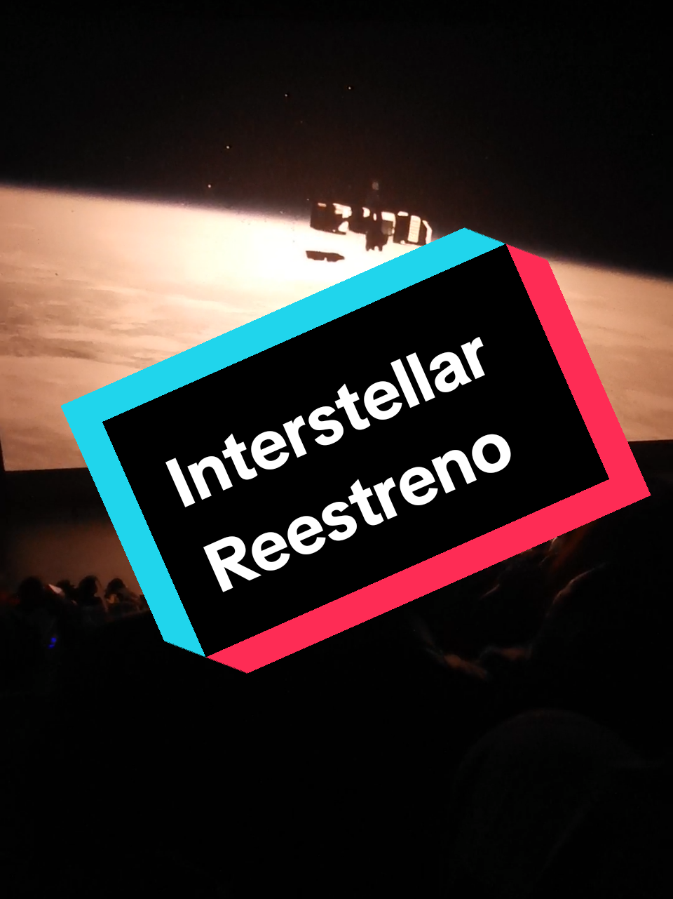 ✨ Ver el reestreno de Interstellar fue una experiencia indescriptible, pero la escena del acoplamiento me llevó al límite. 😱 Sentí cómo mi corazón latía más rápido con cada segundo, como si estuviera ahí, en medio del caos, tratando de sobrevivir. El sonido envolvente hacía que cada giro y cada vibración me recorriera el cuerpo; era como si yo estuviera en la nave. 🚀 No pude despegar la mirada, mi respiración se detenía con cada maniobra y, cuando lograron acoplarse, fue como si un peso inmenso se liberara en mí. Ese instante me recordó por qué amo el cine: no solo lo ves, lo vives. 🌌 #Interstellar #Reestreno #CineÉpico #Acoplamiento #CienciaFicción #ChristopherNolan #CineInmersivo #CineEspacial #Gargantua #TensiónAlMáximo #cineplanetperu #cineplanet #realplazapuruchuco 