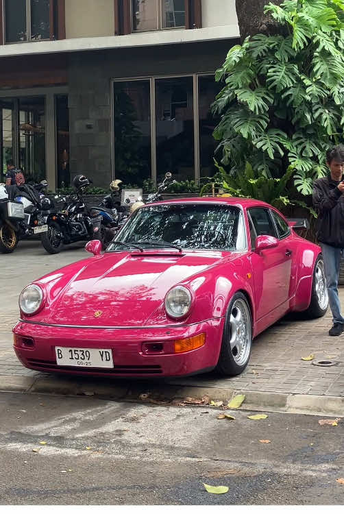 Porsche 911 Turbo 3.6 The 964 generation is one of my favorite 911’s and here we have 2 of them! Powered by an air cooled turbocharged flat 6 making around 316hp. Although it doesnt sound like much now, with a light body it would go like hell. #porsche #porsche911 #911 #porsche911964 #porsche964 #porsche964turbo #964turbo #36 #911turbo #turbo #turbo36 #classic #90s #rubystar #cars #car #carsoftiktok #indonesia #babycomeback #coffee #fyp #fyppppppppppppppppppppppp 