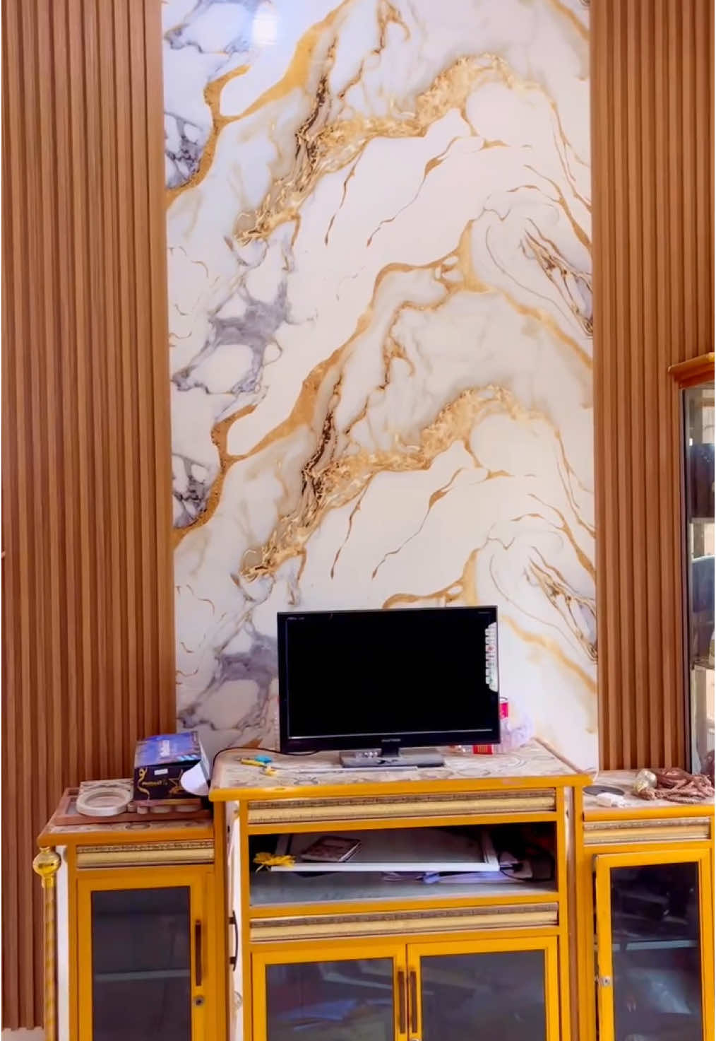 Renovasi ruang tv biar estetik #inspirasiruangtvestetik #ruangtvaethetic #wallpanel 