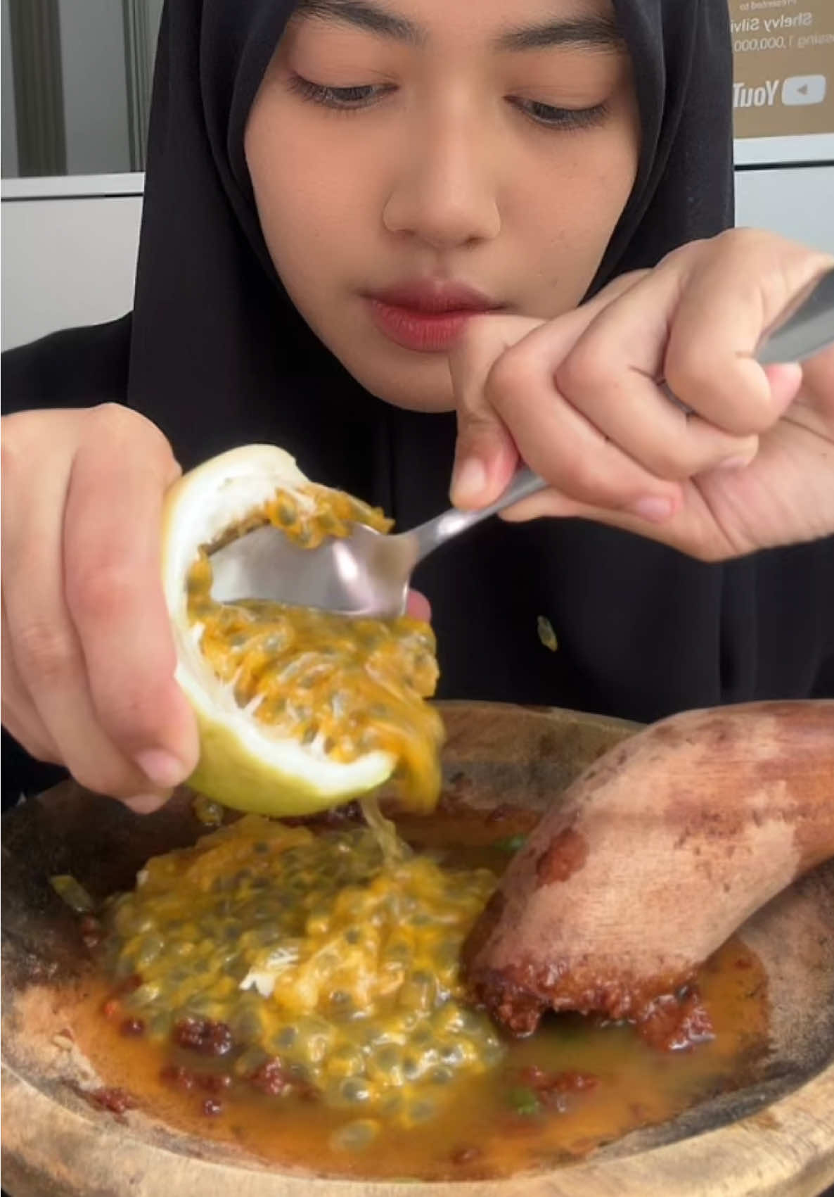 ngerujak lagiiiiiiii.. kali ini rujak markisa tapi gak langsung dari pohonnya 😂🤣