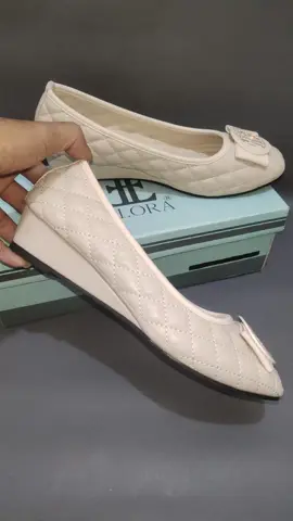bisa bayangin kan seharian dipakai masih nyaman 😍 #sepatuwanita #wedges #fashion #foryou #fyp 