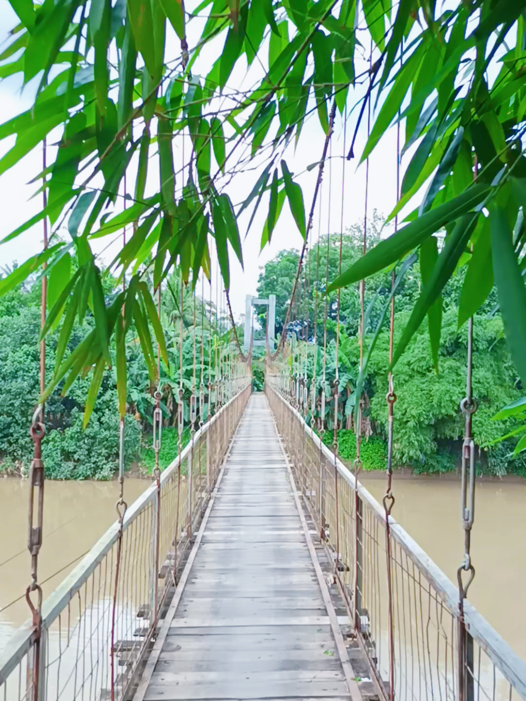 ada yg pernah lewat sini? ini lebih extrem menurut ku karena goyang goyang jembatan nya, takut hp nya jatuh😭 #lakbok #ciamis #jawabarat 