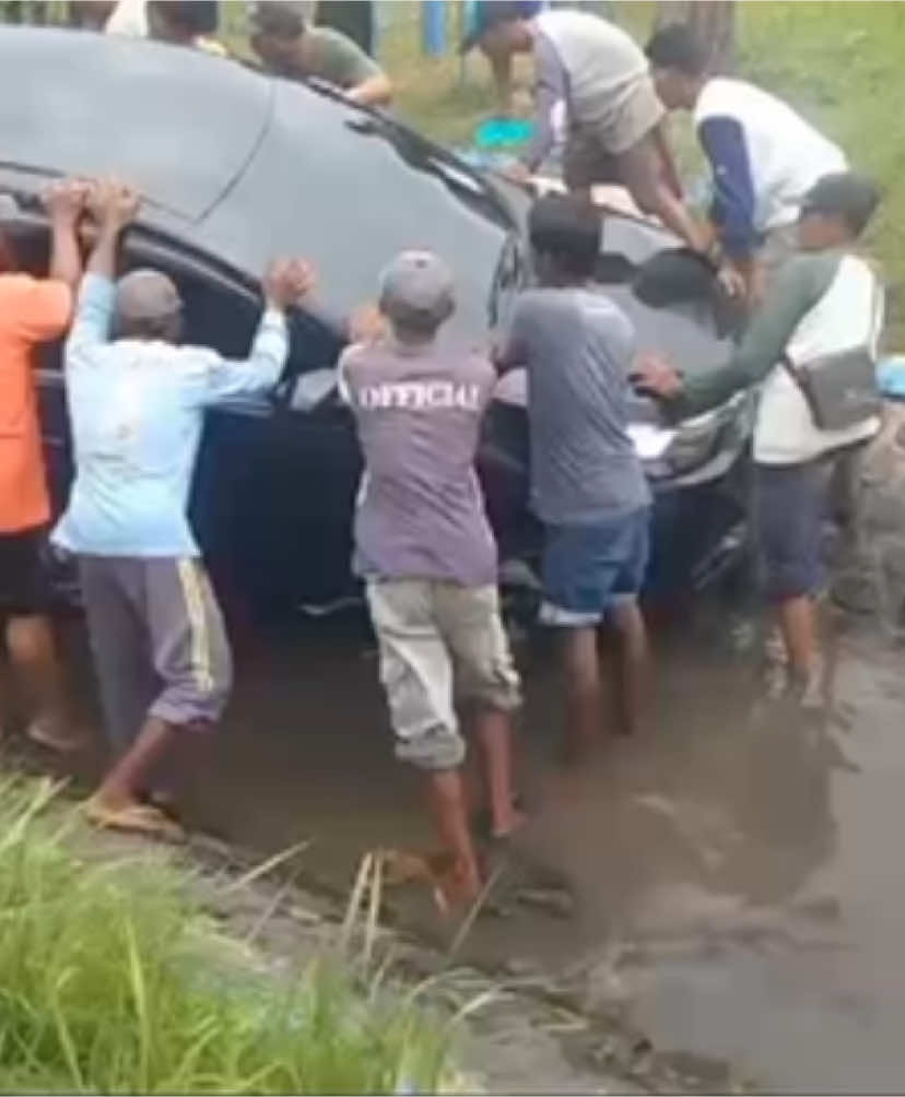 Warga bahu-membahu membantu mengevakuasi mobil yang nyemplung ke saluran irigasi di perbatasan Desa Tenggir - Jeru, Panji (12/1). Seperti yang diberitakan sebelumnya, pengemudi mobil hitam itu merupakan seorang Ibu-ibu yang baru belajar nyetir.   Via #citizenjournalist #stbinfo #situbondoinfo #infositubondo #situbondo 