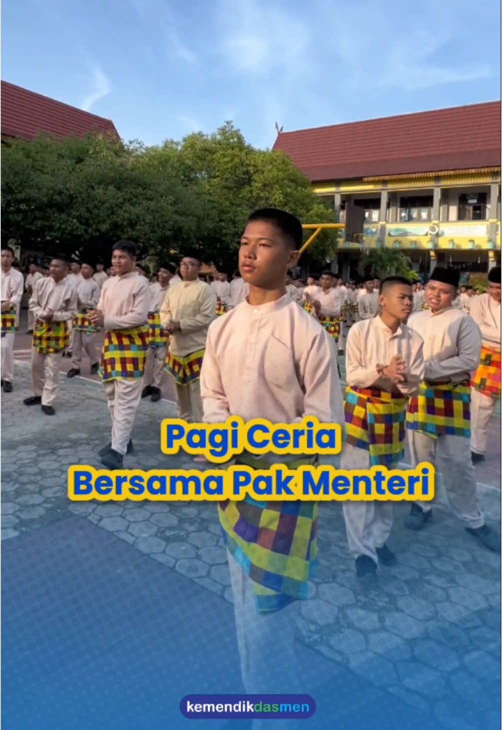 #SobatBelajar, saat kunjungan kerja ke Pekanbaru, Riau, Mendikdasmen Abdul Mu'ti melakukan Senam Anak Indonesia Hebat bersama #SobatBelajar dari SMP Negeri 4 Pekanbaru. Menteri Mu'ti pun mengajak para peserta didik untuk menjalankan kebiasaan Pagi Ceria, yaitu senam, menyanyikan lagu kebangsaan Indonesia Raya, dan berdoa bersama sebelum memulai kegiatan belajar mengajar. Menteri Mu'ti optimistis perubahan yang baik akan terjadi, bagi mental maupun fisik para peserta didik, dengan rutin melakukan kebiasaan ini. #PendidikanBermutuuntukSemua  #KemendikdasmenRAMAH