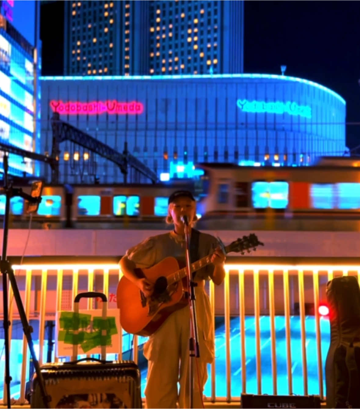 Musisi jalanan Jepang 📍Osaka Station⛩ #reels #musisijalanan #musisijepang #japanexplorer #Summer #shootvideo #japan #night #osaka #大阪駅 #夜 #路上ライブ 