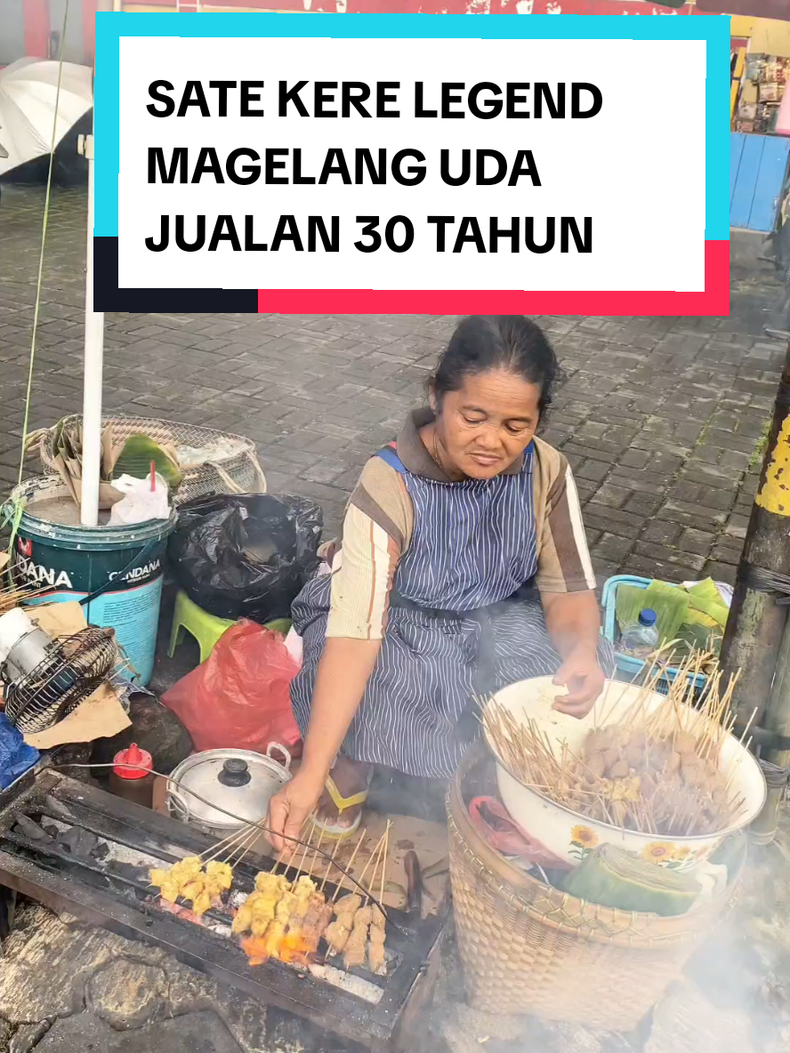 SATE KERE BU MARNI SAMPING RS HARAPAN MAGELANG SEJAK 1995 Ada yang suka kesini gaes? Sate legendarisnya Magelang ini emang ga pernah sepi pembeli. Dari pas buka uda langsung diserbu penikmat sate gembus dan kawan kawanya ini atau yang sering dikenal dengan 