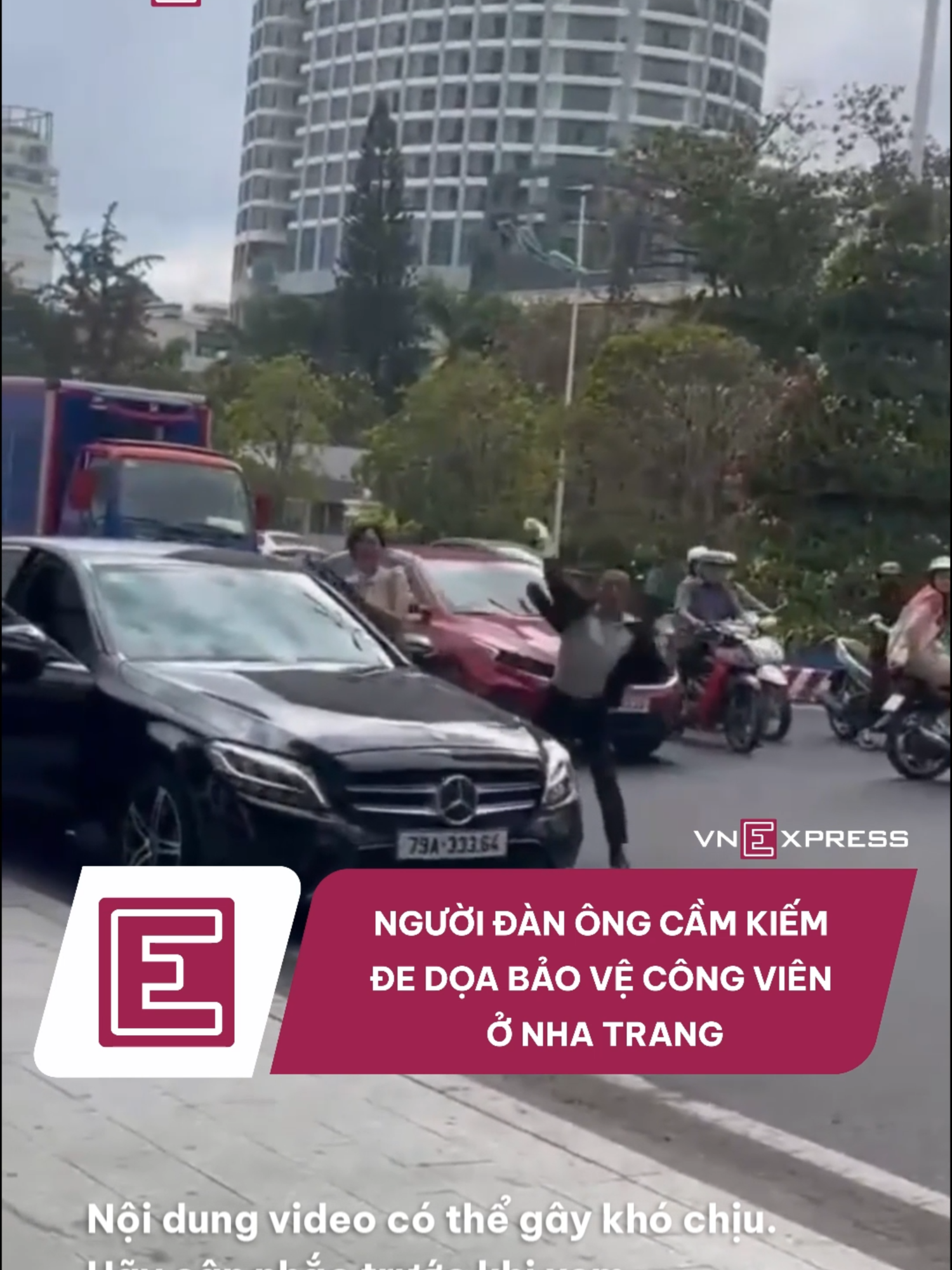 Người đàn ông trung niên đậu ôtô Mercedes ven đường, vào công viên ở Nha Trang hái hoa tặng người phụ nữ đi cùng, bị bảo vệ nhắc nhở liền ra xe lấy hung khí đe dọa. #vnexpress #vne #tiktoknews #nhatrang #khanhhoa #tinnong