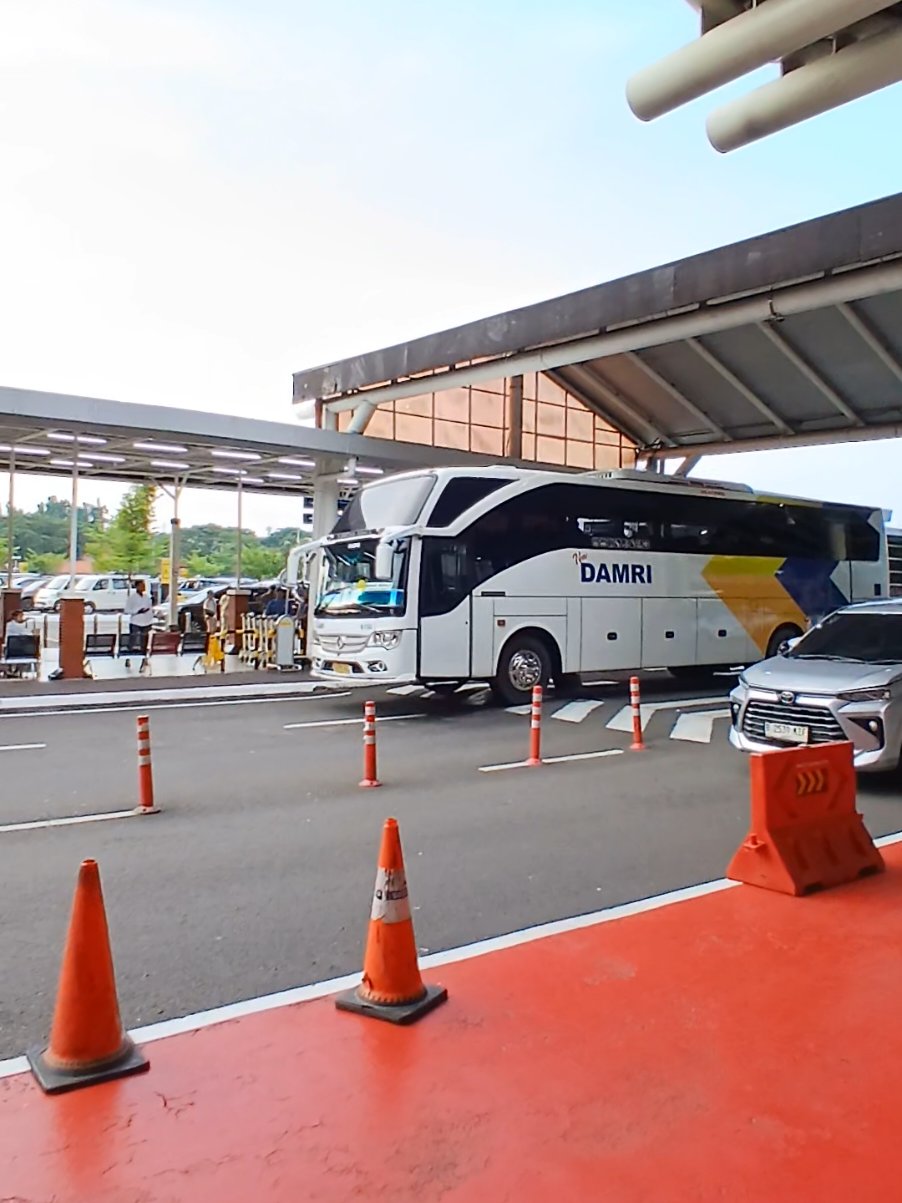 terminal kedatangan 1A Bandara #maspungplesiran #damri #bandarasoekarnohatta #busdamri 