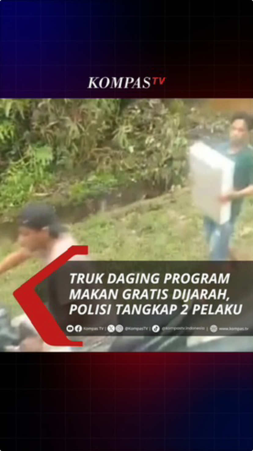 Truk yang membawa 21 ton daging beku untuk program Makan Bergizi Gratis dihadang dan dijarah oleh sekelompok warga di Muaro Jambi pada Senin (6/1). Para pelaku mengancam sopir dengan senjata tajam saat truk terperosok di jalan.  Program makan gratis yang direncanakan untuk membantu masyarakat akhirnya terganggu oleh kejadian ini. Polisi telah menangkap 2 dari 5 pelaku penjarahan dan mengamankan 16 paket daging senilai Rp200 juta. Polisi masih memburu 3 pelaku lainnya. Simak video selengkapnya dan dapatkan berita terkini lainnya di www.kompas.tv serta youtube.com/kompastv #VODKompasTV