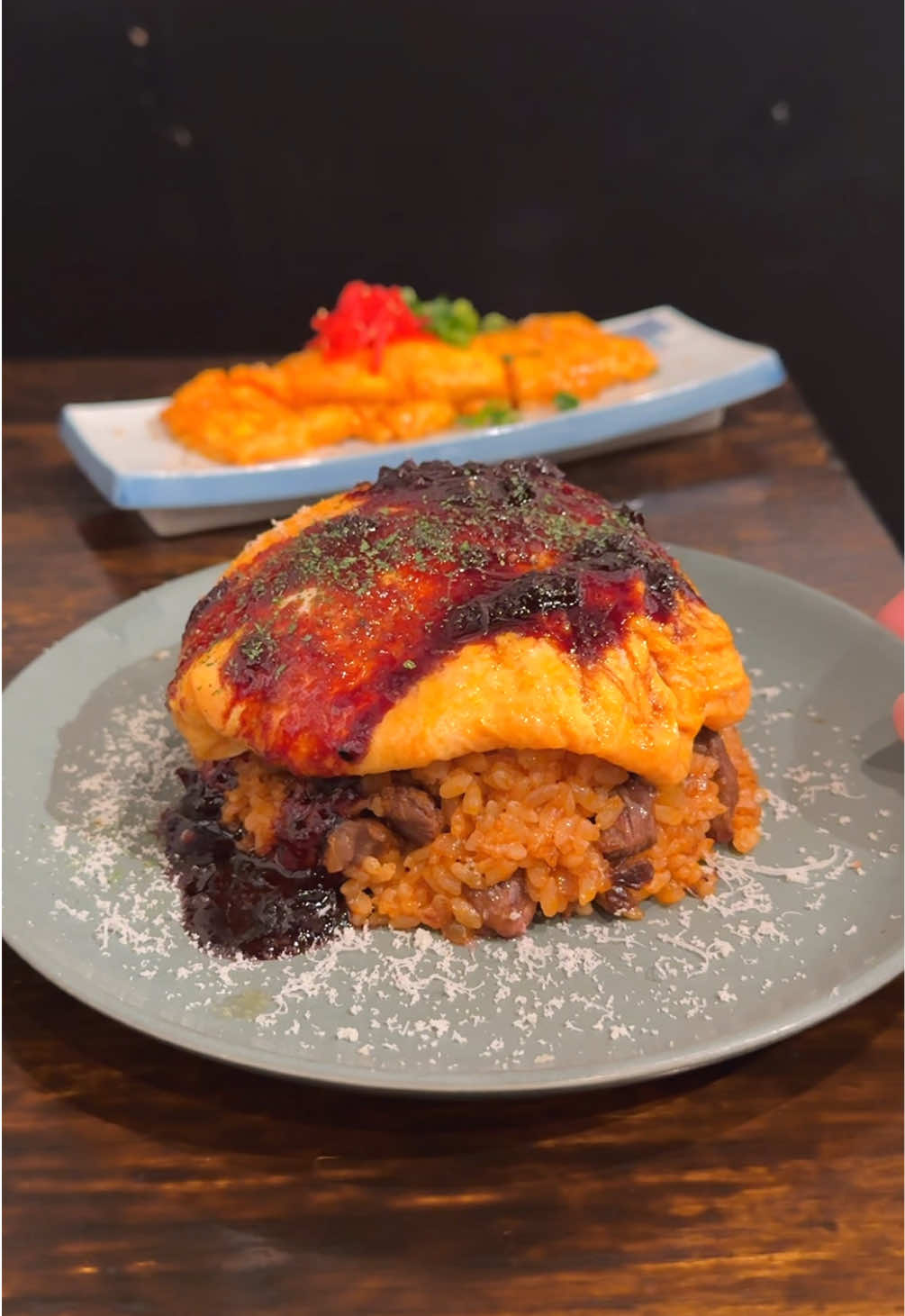 鉄板で焼き上げるふわとろオムライスが絶品！ 鉄板を使うことで均一な温度で焼き上げることができ、さらに空気を纏って焼くことでトロトロふわふわなオムライスに。 風味豊かな特製赤ワインソースの芳醇な味わいがお肉たっぷりオムライスと相性抜群！ 《今回注文したお料理》 肉オムライス~赤ワインソース~ 1100円 《店名》鉄板酒場 粋酔 《住所》大阪府大阪市西区土佐堀1-1-32 日宝リバービル 1F 《最寄り駅》肥後橋駅3番出口から徒歩3分 《営業時間》 　　　　　平日11時30から14時                            17時30から0時                    土日17時30から0時 《定休日》祝日 《予約》可 《駐車場》なし(近隣にコインパーキングあり) The fluffy and creamy omelet rice cooked on a hot plate is superb! Using a hot plate allows the omelet rice to be cooked at a uniform temperature, and by cooking it while incorporating air, the omelet rice becomes soft and fluffy. The rich flavor of the special red wine sauce goes perfectly with the meat-filled omelet rice! 《Food ordered this time》 Meat omelet rice ~ Red wine sauce ~ 1100 yen 《Store name》Teppan Sakaba Suisui 《Address》1-1-32 Tosabori, Nishi-ku, Osaka, Osaka Prefecture, Nippo River Building 1F 《Nearest station》3 minutes walk from Higobashi Station Exit 3 《Business hours》Weekdays 11:30 to 14:00 17:30 to 0:00 Saturdays and Sundays 17:30 to 0:00 《Closed》Holidays 《Reservations》Available 《Parking》No (there is a paid parking lot nearby) #大阪グルメ #肥後橋グルメ #肥後橋ランチ #japanesefood #tiktokfood 