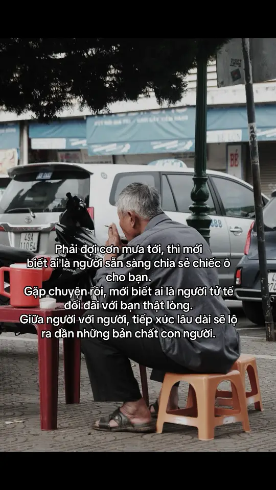 Phải đợi cơn mưa tới, thì mới biết ai là người sẵn sàng chia sẻ chiếc ô cho bạn. Gặp chuyện rồi, mới biết ai là người tử tế đối đãi với bạn thật lòng. Giữa người với người, tiếp xúc lâu dài sẽ lộ ra dần những bản chất con người.