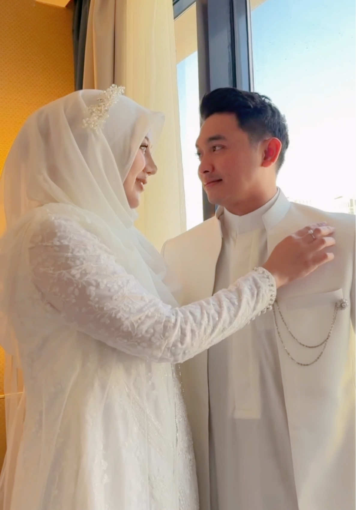 Ya Allah berkahilah rumah tangga kami kumpulkan kami dalam kebaikan fii dunya wal akhirah 😇🤲🏻 Mohon bimbing aku jadi istri yang lebih baik dan shalehaa ya sayang @Ahieb Reborn 🇮🇩 bismillah 🥰 Attire bride : @rasya_shakira  Attire groom : @filizislamicbride  Hantaran & Flower bouquet : @handtarun  Travel : @addahlaaniyyah_hbt by kyai @ahmadsalimapip  Jazakumullah khair barakallahu fiikum 🥹🥰