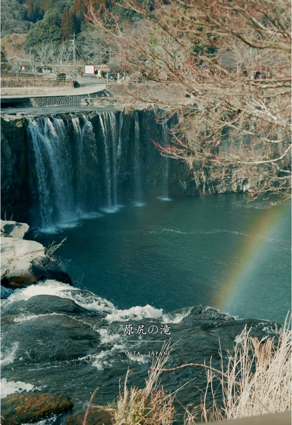 📍原尻の滝【大分】 Harajiri Falls- Oita 原尻の滝は、幅120メートル、高さ20メートルを誇り、“東洋のナイアガラ”と称されています。 吊り橋を渡って滝の周りを一周できて、壮大な景色は美しすぎた！ Harajiri Falls is 120 meters wide and 20 meters high, and is known as the 