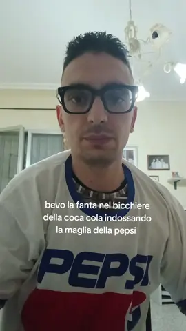 bevo la fanta nel bicchiere della coca cola indossando la maglia della pepsi #pepsi #neiperte #viralvideotiktok #fanta #cocacolachallenge #videoviral 