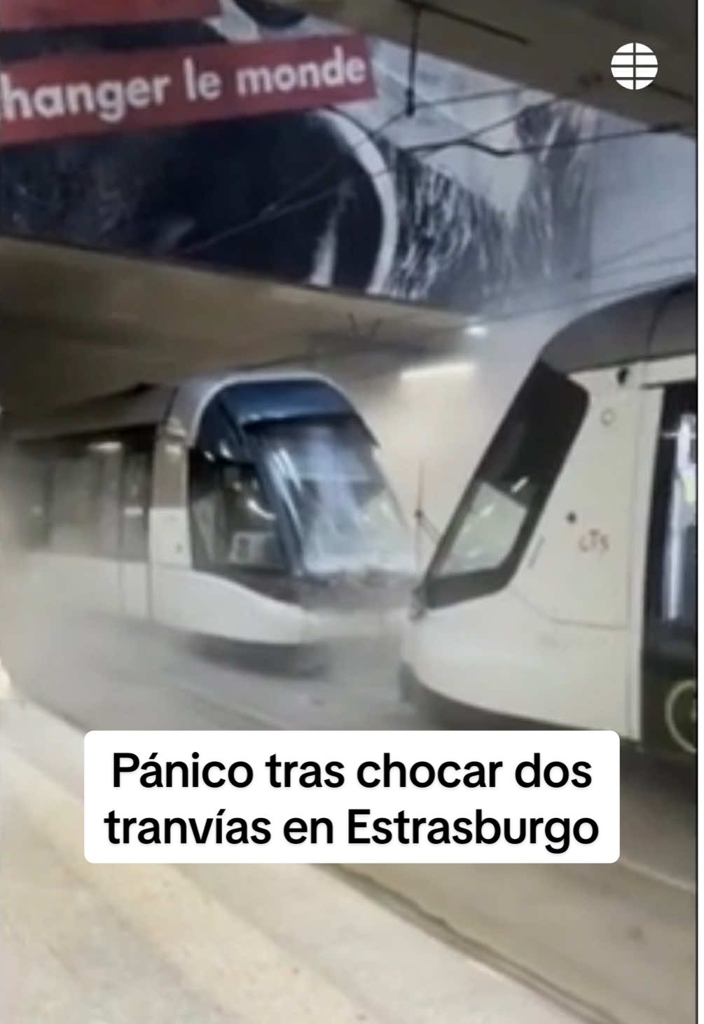 Impactante choque de dos tranvías en Estrasburgo Las autoridades francesas han elevado a 50 las personas heridas, pero no de gravedad, por la colisión de dos tranvías en la zona de la estación central de Estrasburgo (noreste de Francia). Se desconocen las causas del accidente de manera oficial, aunque los medios franceses han apuntado a un error a la hora de asignar los raíles, que provocó que un tranvía entrase en una vía en la que se encontraba otro convoy parado. #estrasburgo #francia #tranvia 