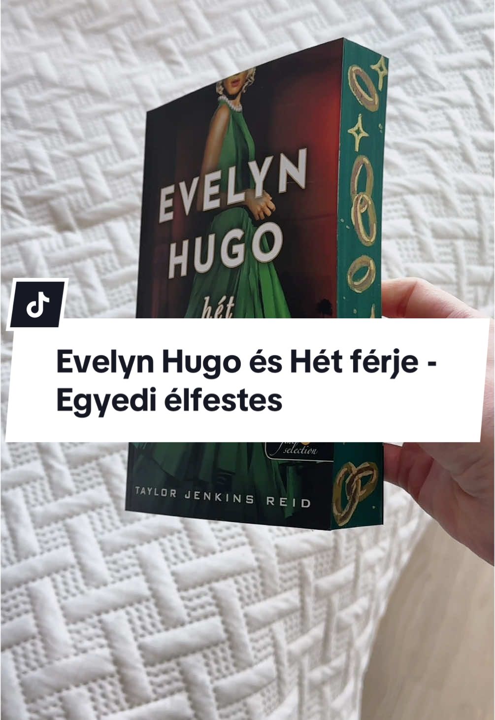 Válasz @🫐🎱 részére  sokan kértetek olyan videót ahol megmutatom én hogyan festem ezeket 😊  Most az Evelyn Hugó és hét férje könyvet készítettem el.✨  Ha szeretnétek meg adatok ő Vinteden már fent van 🫶🏻#evelynhugo #taylorjenkinsreid #evelynhugoandsevenhusbands #bookart #magyarbooktok #booktokhungar #tutorialvideo #artist #bookpainting #mik #frypgシ #nekedbelegyen 