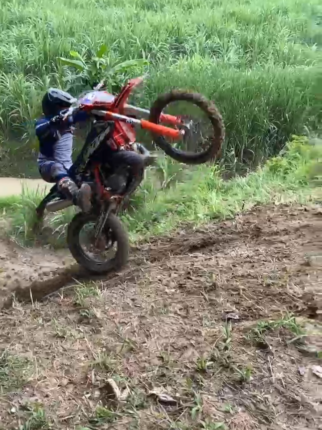 lepaskan lepaskan #grobogan #fypシ #ktm #ktm6days #ktm300 #fypage #adventure #ngetrail #videoviral #tiktok #videotiktok #beranda #bsg #trail #berandatiktok #groboganhits✨ 