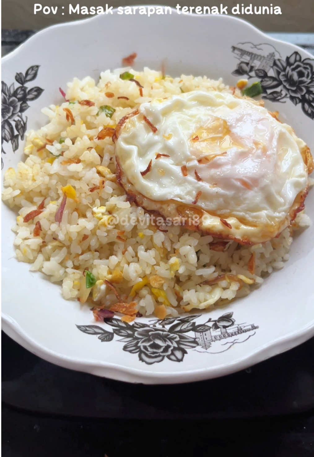 Siapa yg dulu kalau sekolah sarapan nya ini 🤣😍 #nasigoreng#masakanibu#resepsederhana#menu#fyp#foryoupage 