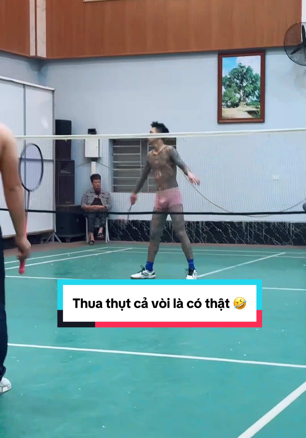 Thua thụt cả vòi là có thật 🤣#badminton #nghiemxuanluong #caulongvietnam #thethaomoingay #giaitritiktok #haihuoc #haihuocvuinhon #giaitritonghop #xuhuong #caulong #viral 