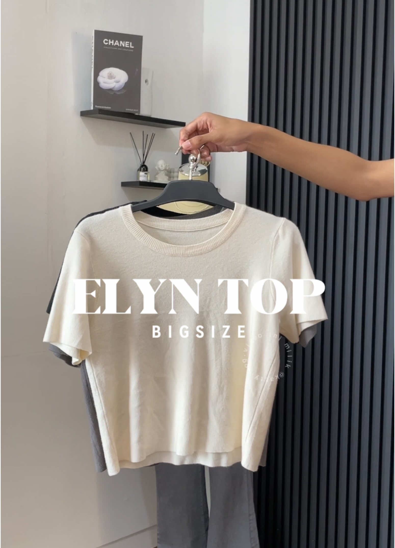 Atasan top yang looknya Basic dan Timeless🩶 dengan bahan knit yang super halus dan melar, nyaman dipakai sehari hari Detail Size :  Lingkar Dada: 95-130cm Panjang : 47cm Available Color :  Black , Off white , Dark Grey #kattyjog #bestykatty #bigsizefriendly #gendutcantik 