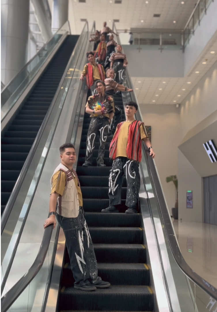 Serving fashion on the escalator runway 😎 Do the #EscalatorPoseChallenge and tag us on your videos to show off your style! #TatakM2TG #EscalatorPoseChallenge #1800HotnFun #Lesserafim #trend #challenge #fyp 