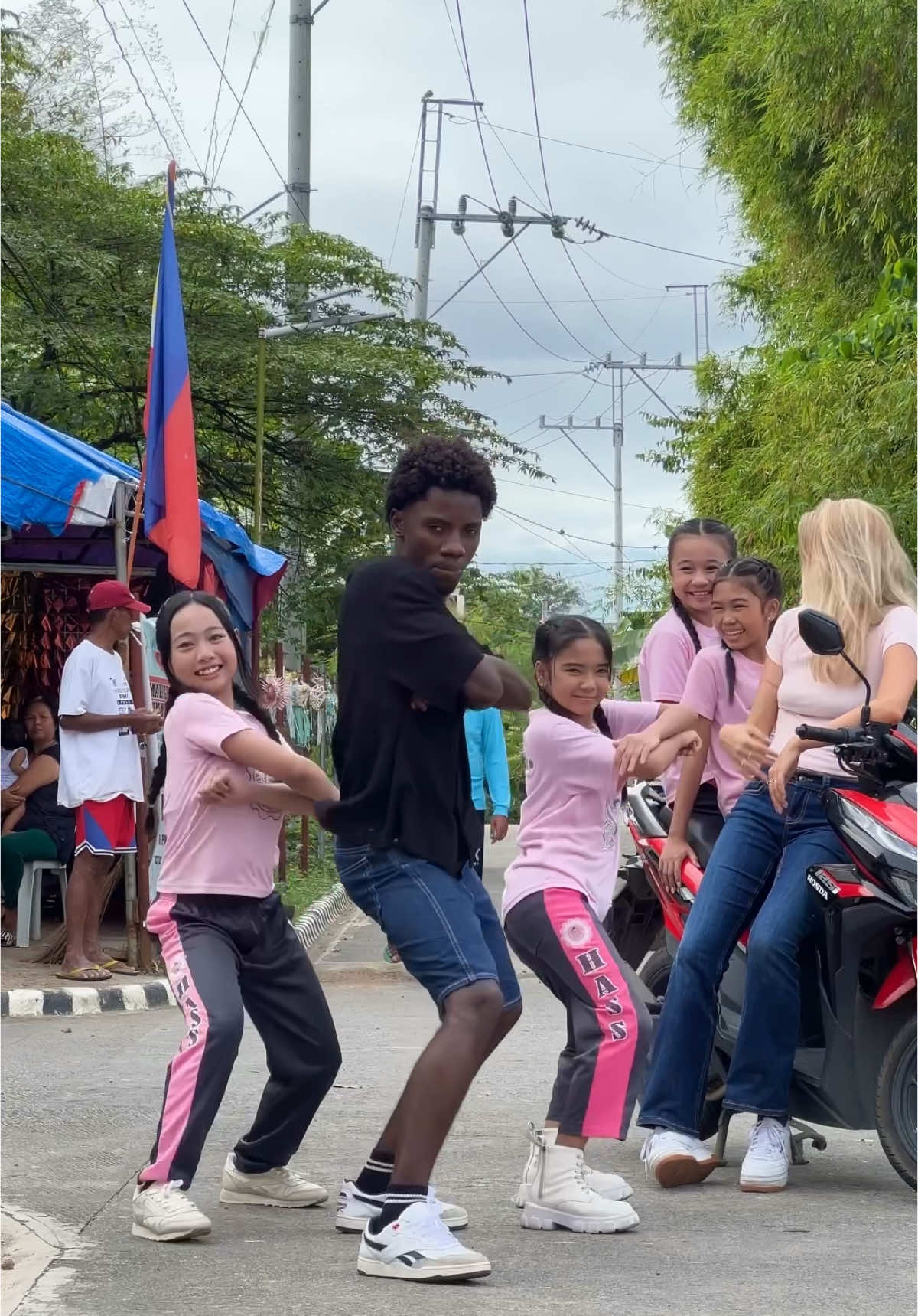 My Filipino girls and I tried to impress my girlfriend😍🤭🇵🇭#philippines #travel #trend #push2startchallenge 