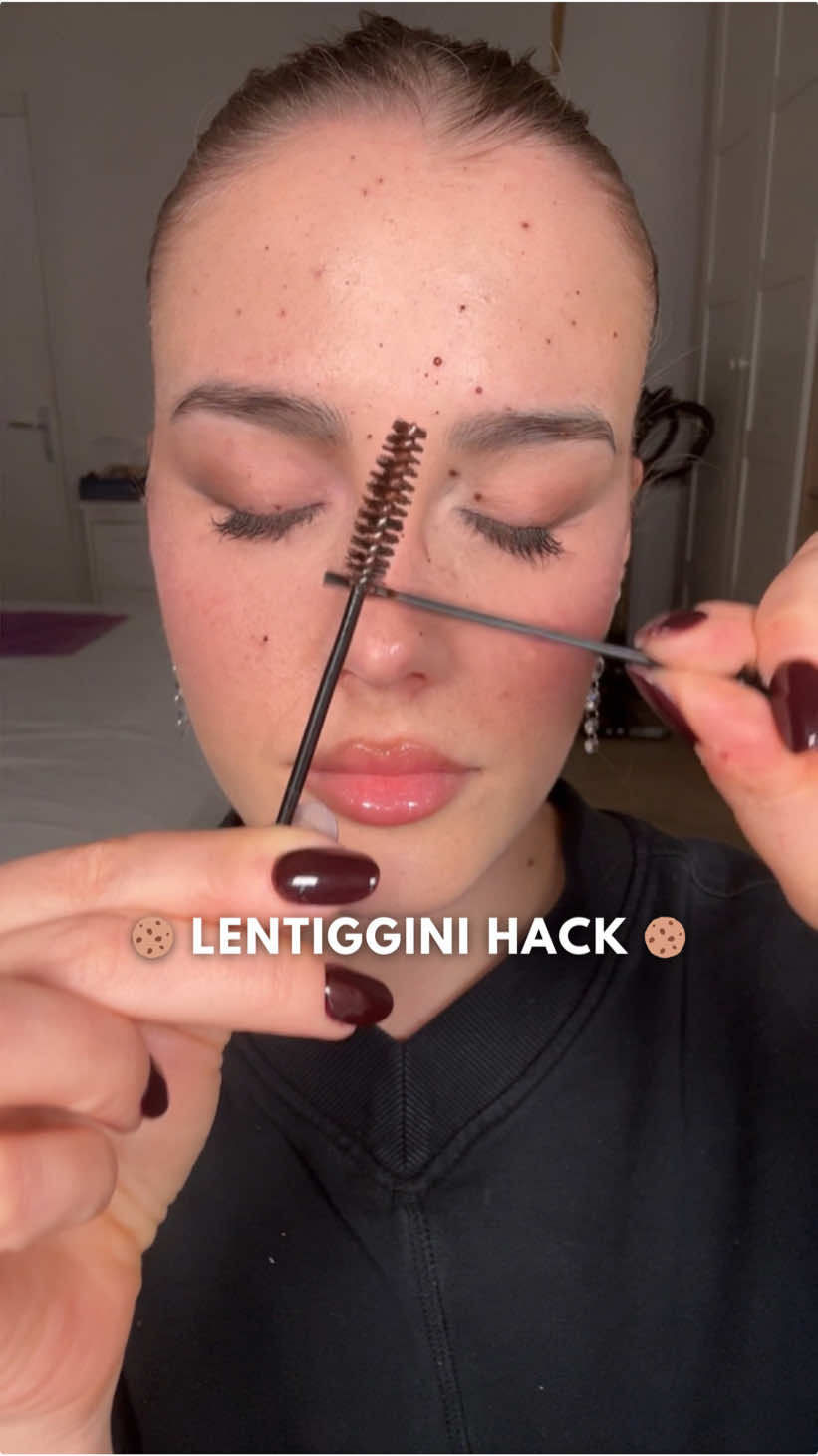 Lentiggini finte con la tecnica dei pro Makeup Artist delle sfilate. Cosa ne pensiamo?🍪 #makeuptutorial #lentiggini #freckles #makeuphacks