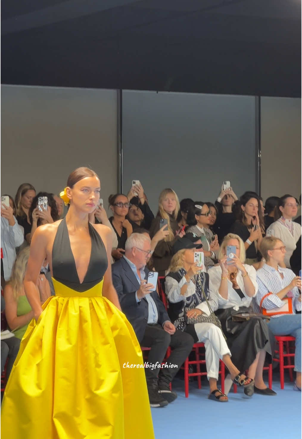 Irina Shayk for Carolina Herrera SS25 💛 #irinashayk #carolinaherrera #nyfw #therealbigfashion @Carolina Herrera 