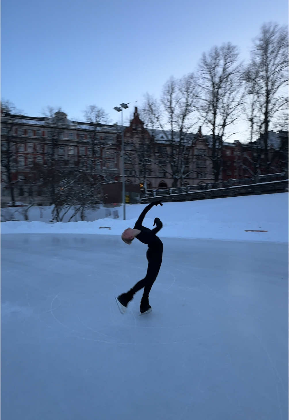 layback spin 🤍  #laybackspin #IceSkating #figureskating #winter #figureskatingtiktok #iceskatingtiktok #outdooricerink #finland #helsinki #spin 