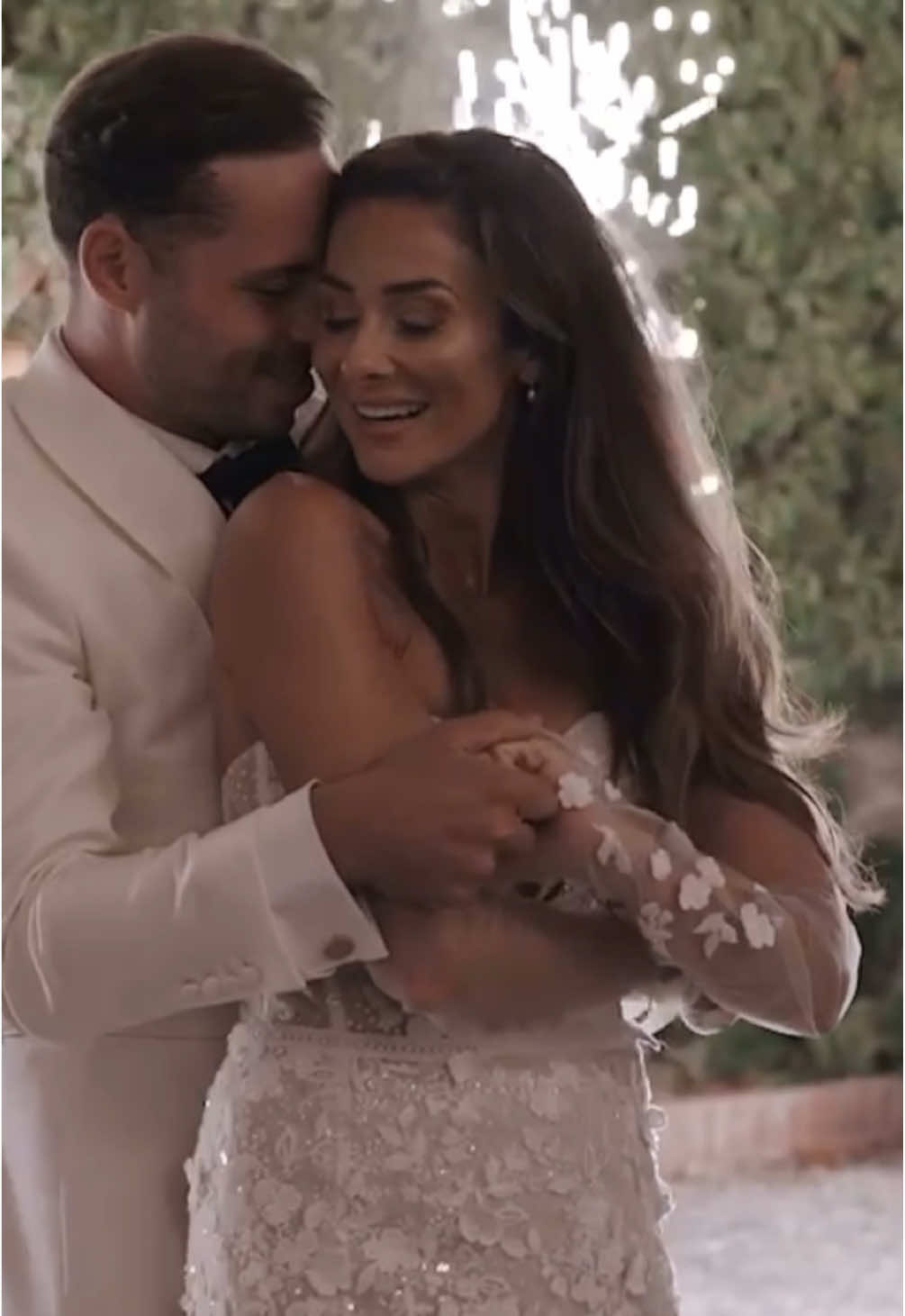 When he’s possibly the most romantic man you know and surprised you with sparklers in your first dance on your wedding day. You can see from my face an my cheesy grin he’s forever surprising me 🤍  #husbandwife #firstdance #brideandgroom 