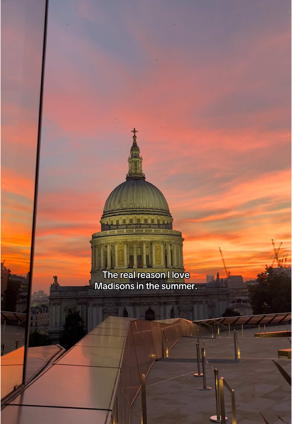 One of the best skies I’ve ever seen #londonsummer #madison #madisonrooftoplondon #stpauls #londonlife #summerinlondon #sunset #skies #fyp 