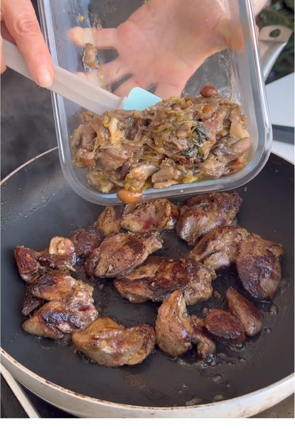 Pasztecik z grzybów i wątróbki. Składniki : 400 g wątróbki drobiowej, 1 cebula, 1-2 pory, oliwa, 3 łyżki masła 400 g grzybów najlepiej leśnych, sól, pieprz, spory kieliszek brandy, szałwia, mąka do obsypania i mleko do namoczenia wątróbki. #wątrobka #wątroba #smarowidło #pasztet #kanapka #przepis #przepisy #kuchniapolska #polskiesmaki #jedzenie #gotowanie 