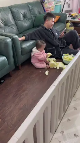Nhờ 2 ba con nó làm rau nấu cơm, mà nó lạ lắm 🤣 #viabexinhyeu #nhavia2vach #nhaviabeyeu #babycutevideos 