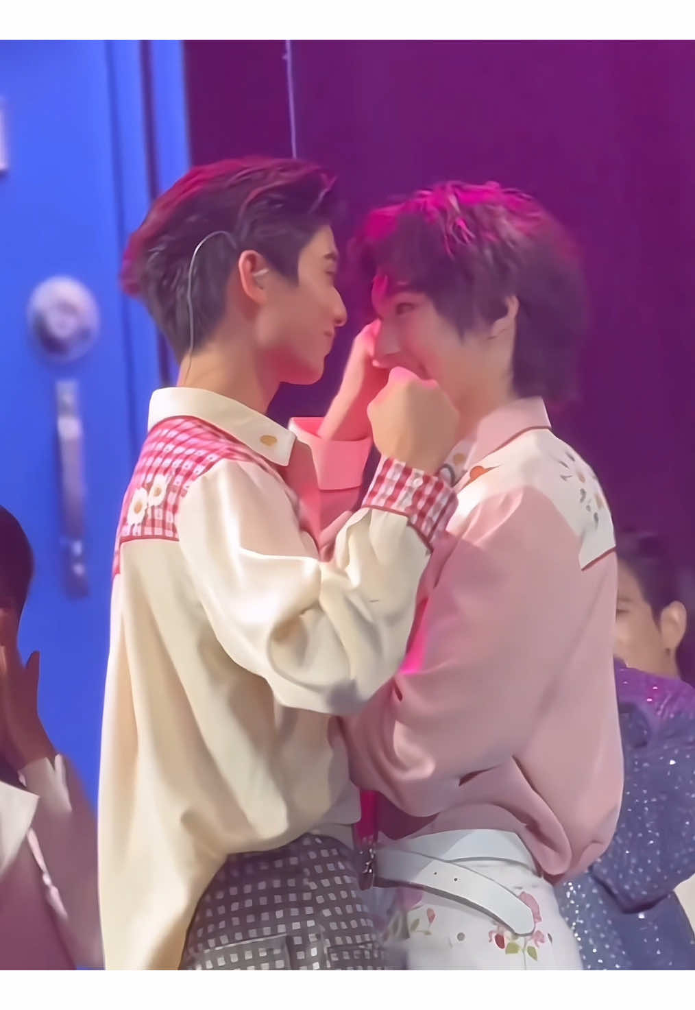 I HAD THE SAME REACTION, BRO GET A ROOM!!! #DMDGEN3FANMEETING #DMDGen3FMinBKK #domundi #domunditv #thomaskong #tthomastc #โทมัสก้อง #fyp #kongjiro #kong  vid clip fr x: @yoknism @sea_of_may 