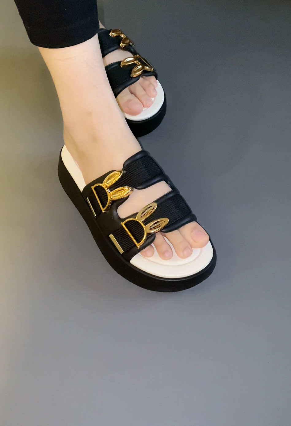 Sandal wedges, bahan karet premium, ringan, empuk, nyaman di pakai, anti licin🤍🎀✨ #sandalwanita #sandallucu #rekomendasi #fashion #OOTD #viralvideotiktok #sandalkekinian #sandallebaran #lebaran 