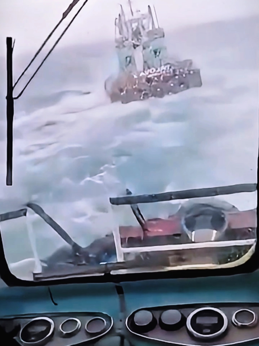 OMG 😱😱😱 #sea #bigwaves #ocean #strom #boatlife #boat #foryou #viral #viralvideo #viraltiktok #oceanlife #atlanticocean #Cashwow @𝐂𝐚𝐬𝐡 𝐖𝐨𝐰 @𝐂𝐚𝐬𝐡 𝐖𝐨𝐰 @Movie Sophia Computer Gaming 